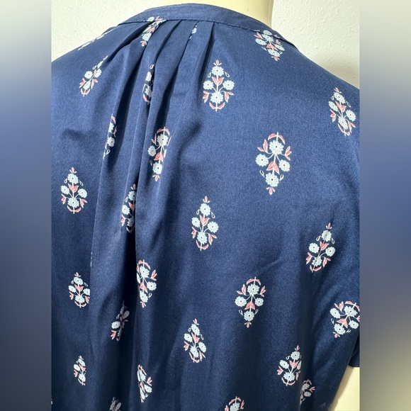 NWOT Liz Claiborne Satin Floral Tunic Blouse in Navy - Picture 6 of 12